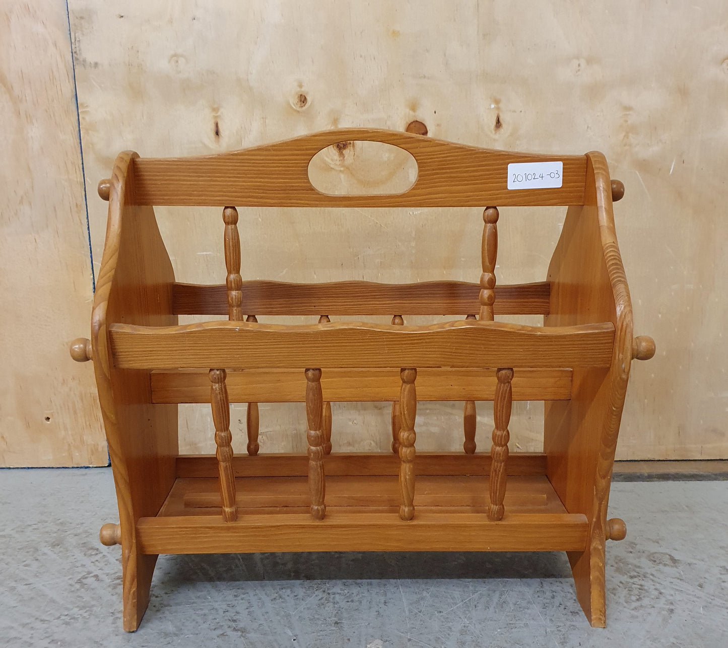 Pine Magazine Rack - 201024-03