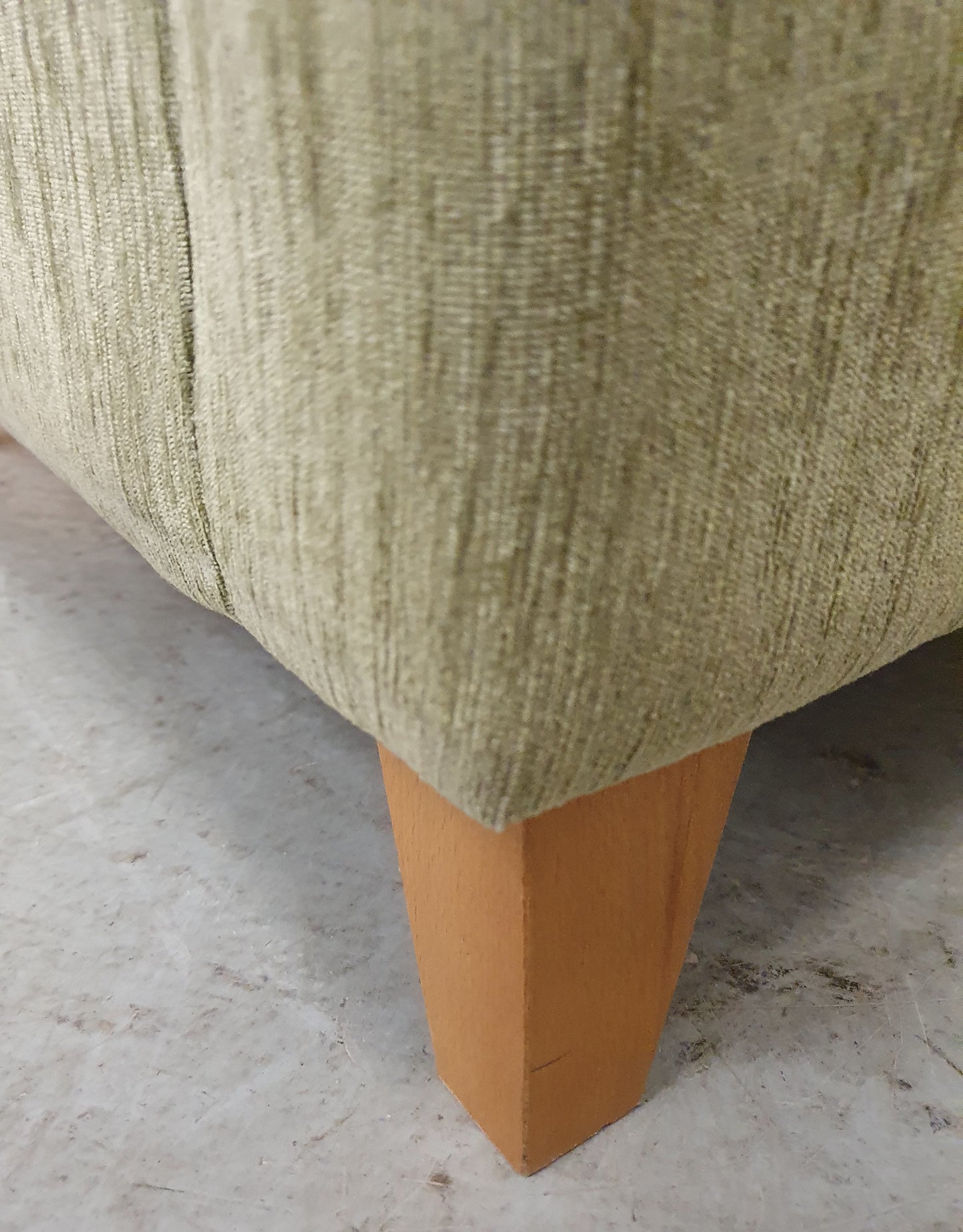 Single Green Armchair with Wooden Feet - 104675