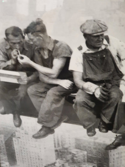 New York Steel Workers Lunch Atop a Skyscraper - EL101311