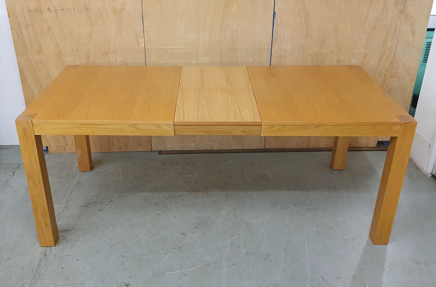 Large Oak Extendable Dining Table - EL104582