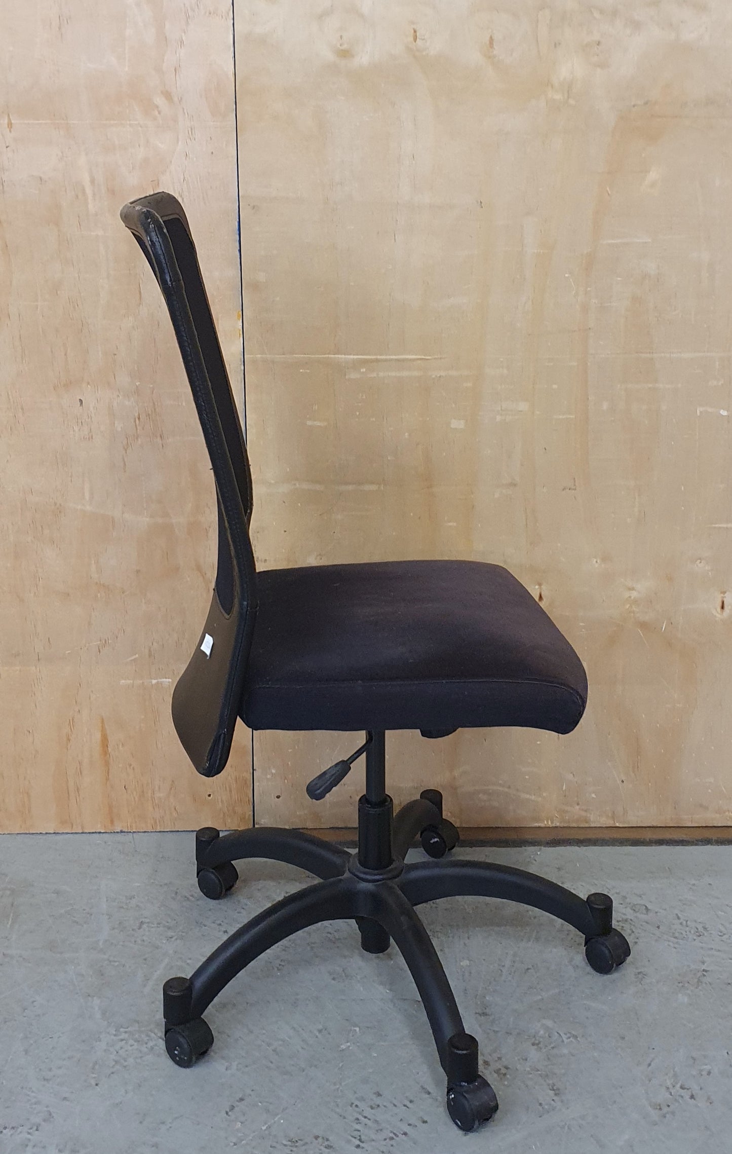 Black Mesh Back Office Chair on Wheels with Adjustable Height - 102442