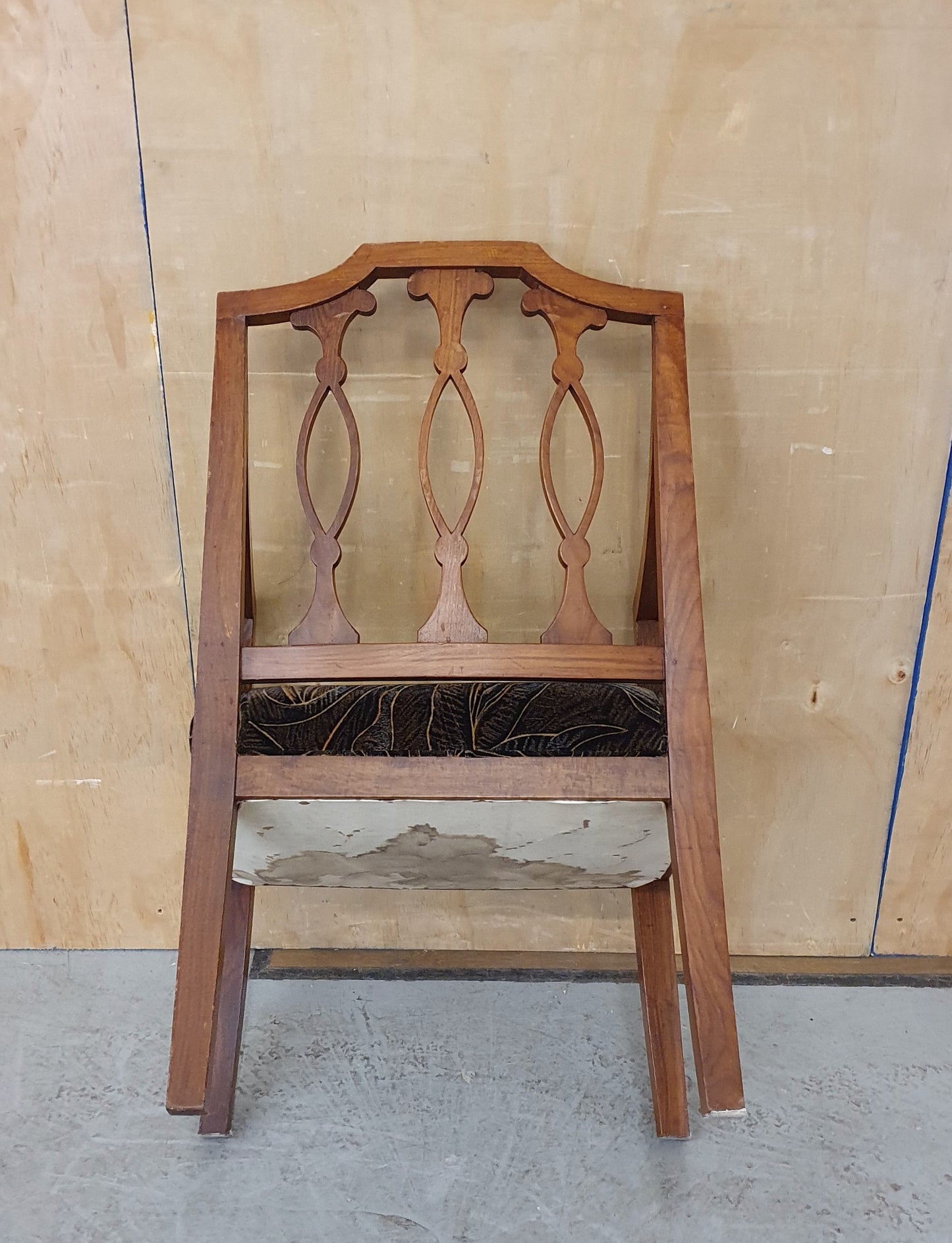 Single Wooden Chair with Decorative Back and Velvet Seat - EL103073