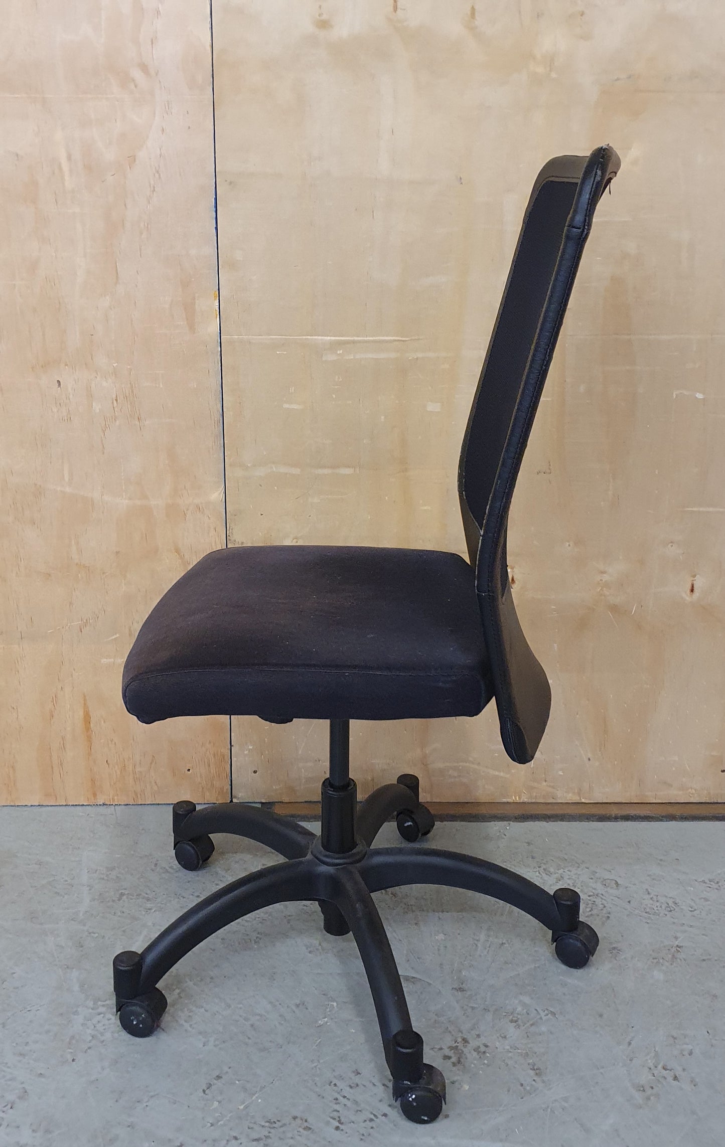 Black Mesh Back Office Chair on Wheels with Adjustable Height - 102442