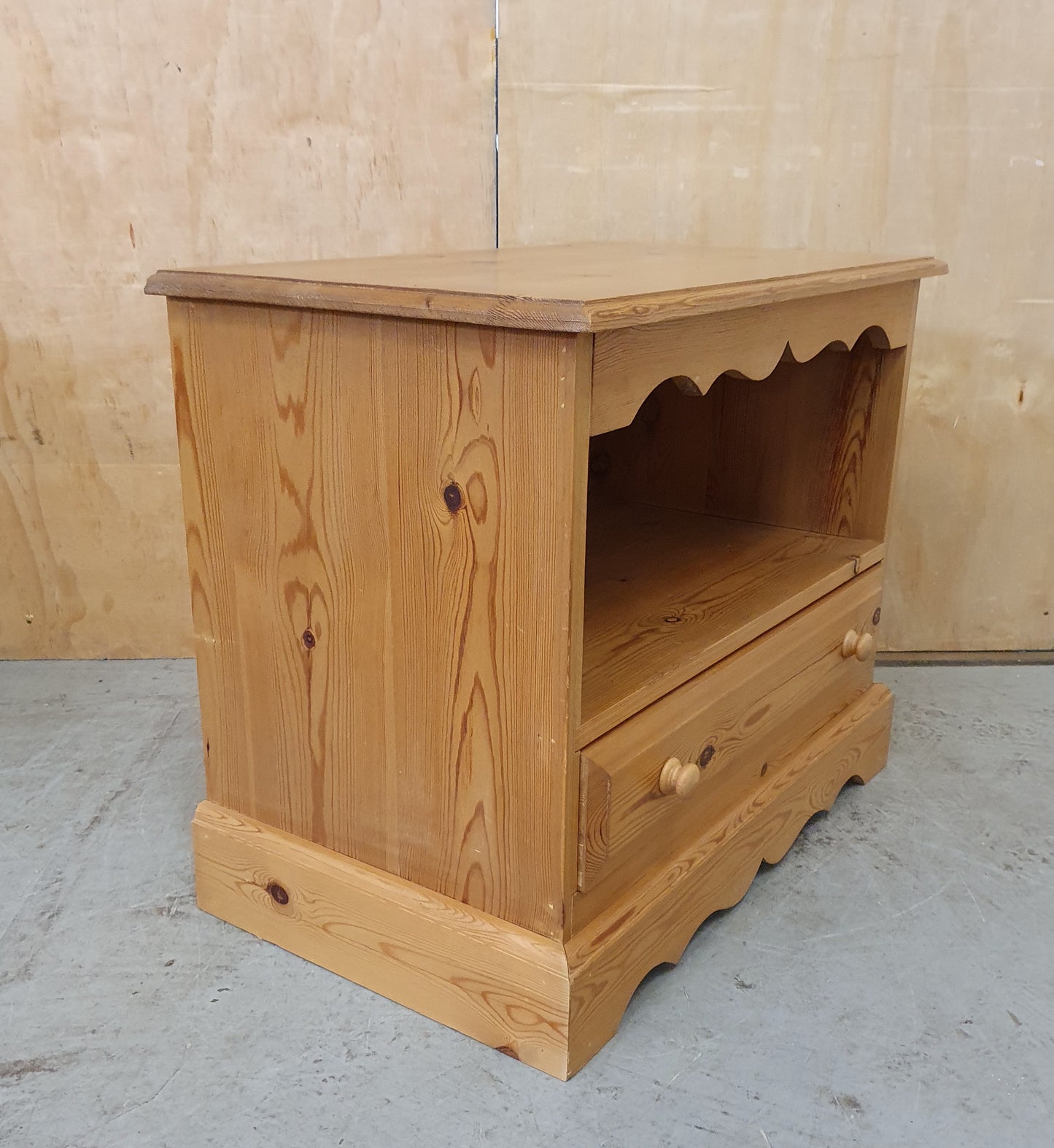 Small Pine TV Stand with Decorative Edges and 1 Bottom Drawer - EL104070