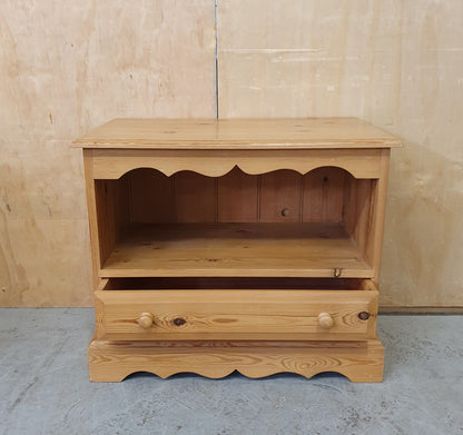 Small Pine TV Stand with Decorative Edges and 1 Bottom Drawer - EL104070