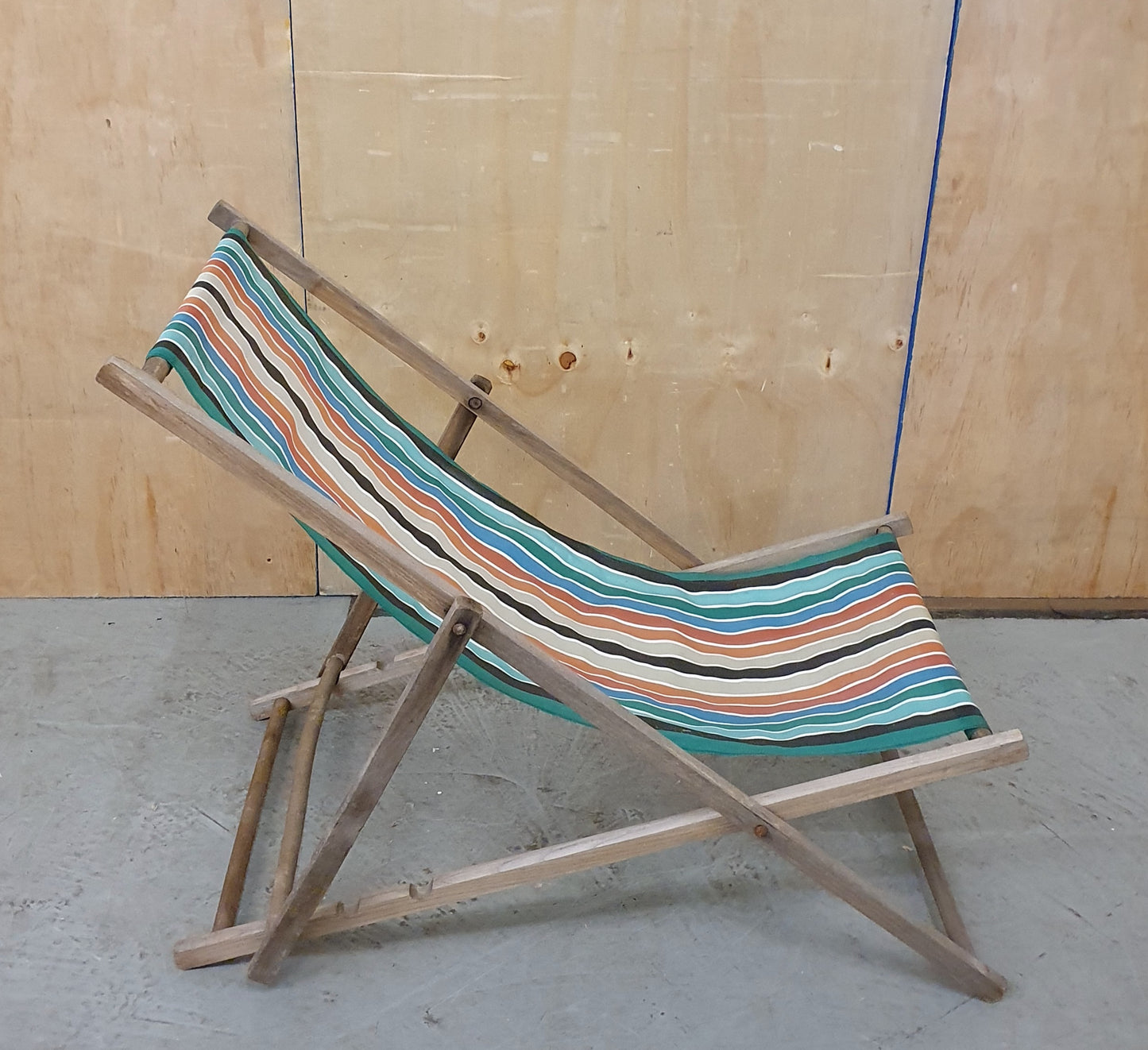 Striped Folding Deck Chair - EL102905