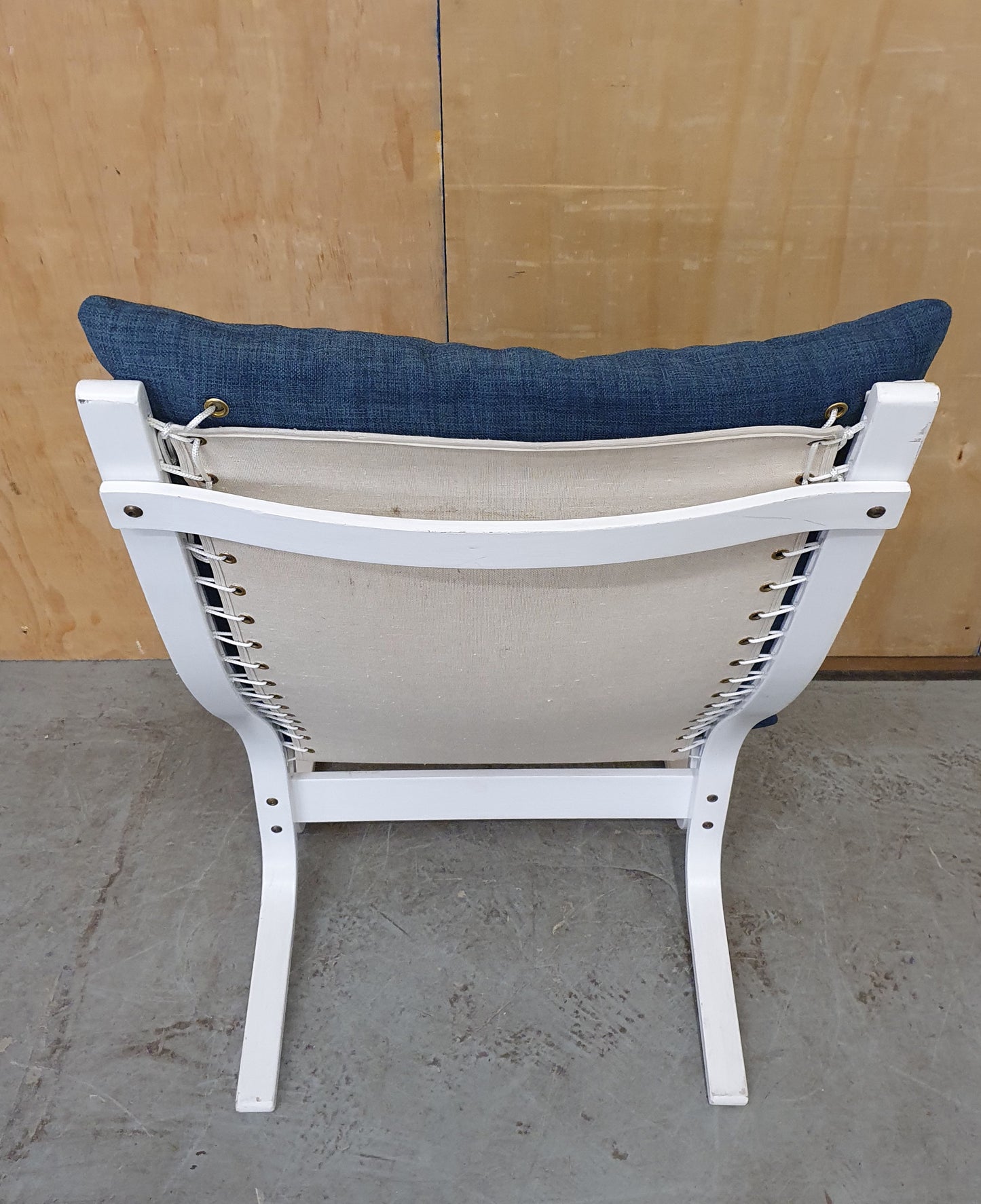 White Wood Easy Chair with Removable Seat Cushion and Head Rest - 100232