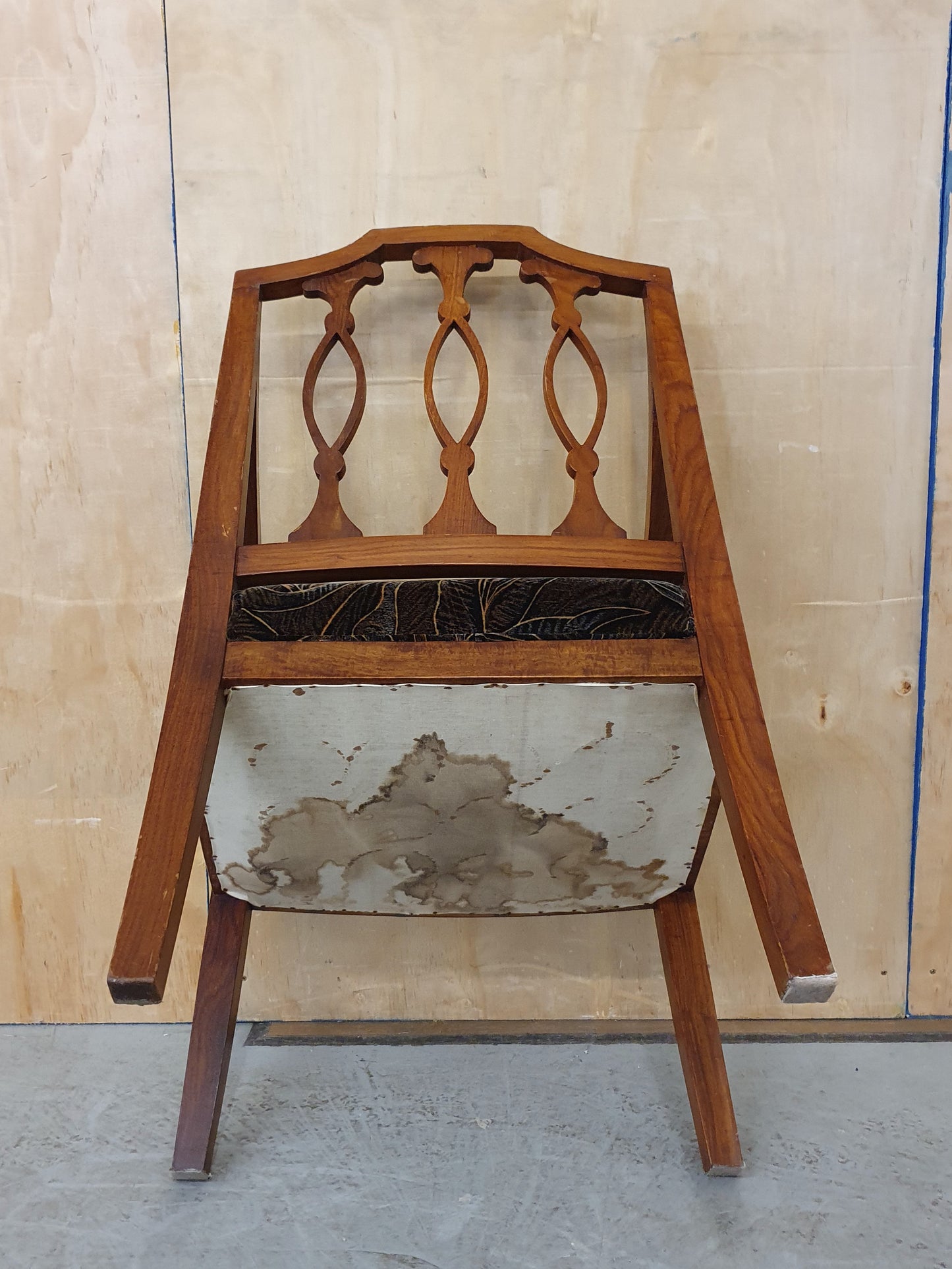 Single Wooden Chair with Decorative Back and Velvet Seat - EL103073