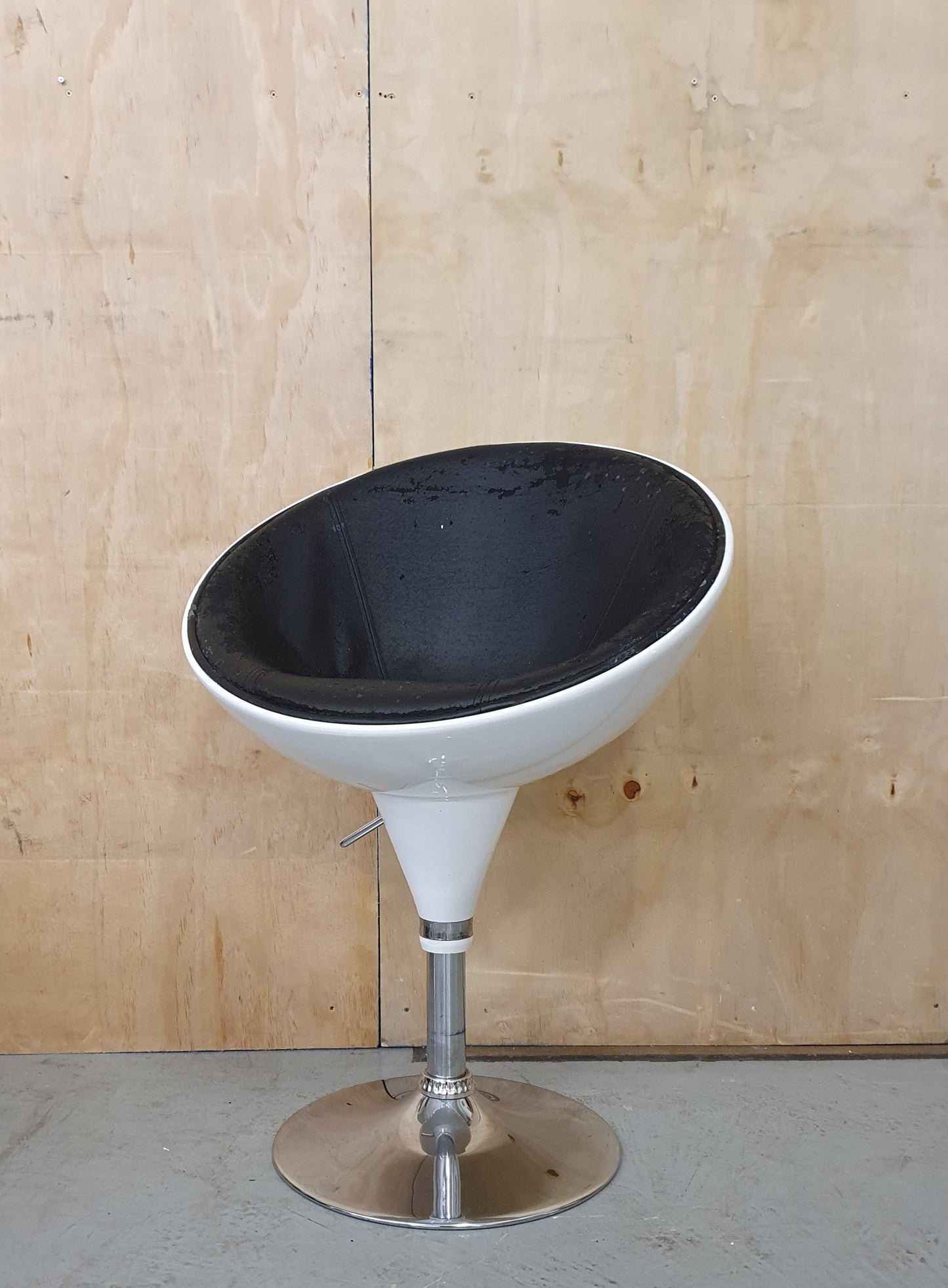 Egg Chair with Adjustable Height - 101570