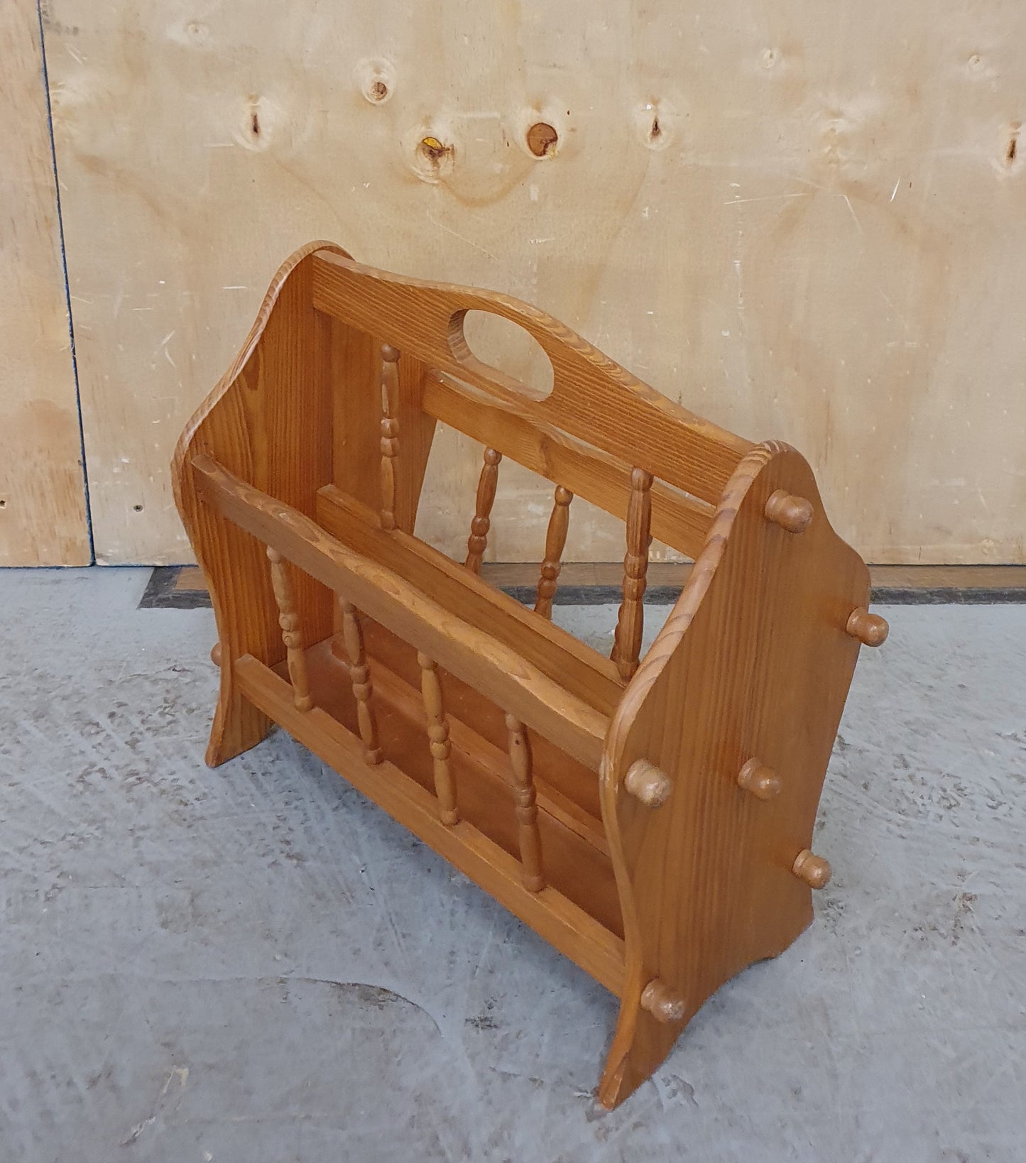 Pine Magazine Rack - 201024-03