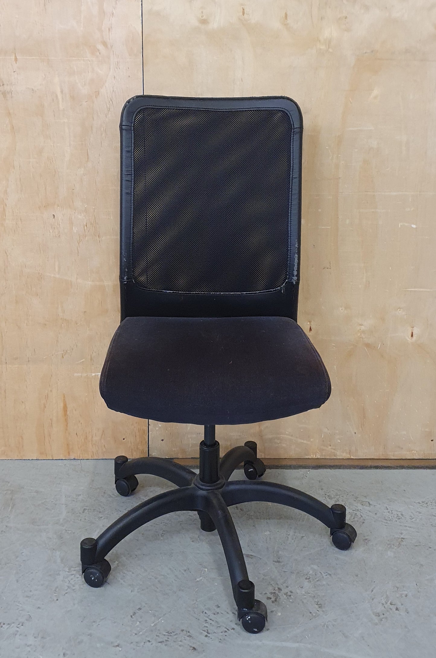 Black Mesh Back Office Chair on Wheels with Adjustable Height - 102442