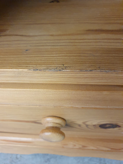 Small Pine TV Stand with Decorative Edges and 1 Bottom Drawer - EL104070