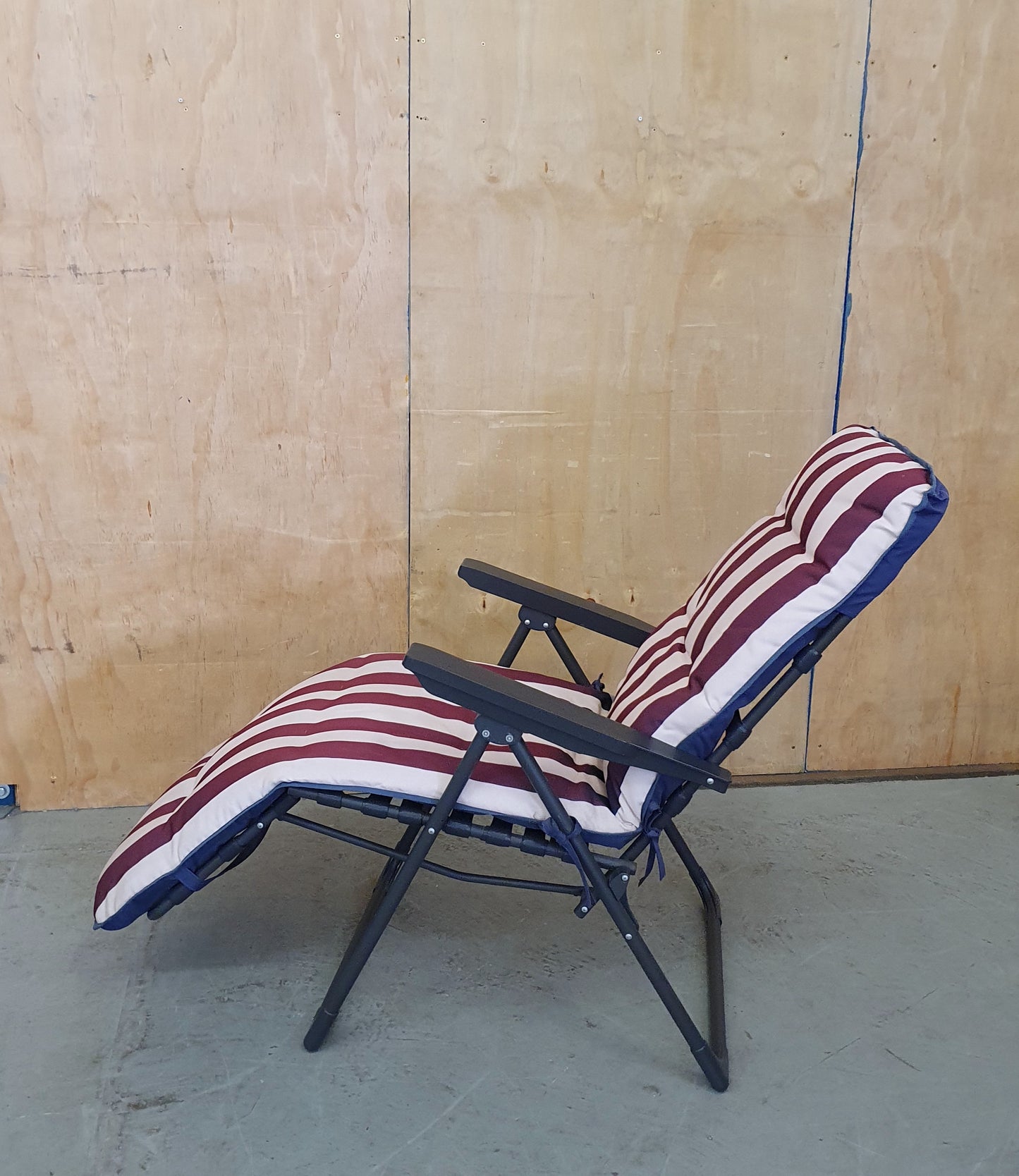 Striped Maroon Cushioned Seat Extendable Garden Lounger - EL102807