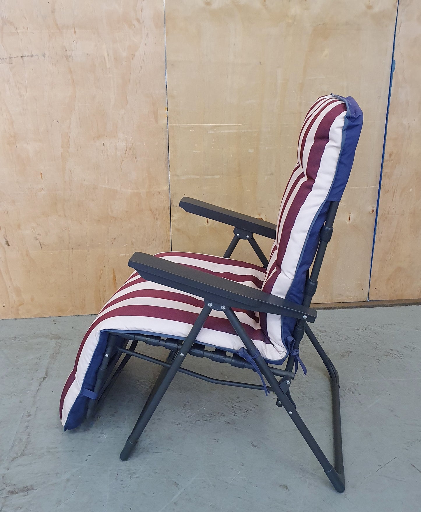 Striped Maroon Cushioned Seat Extendable Garden Lounger - EL102807