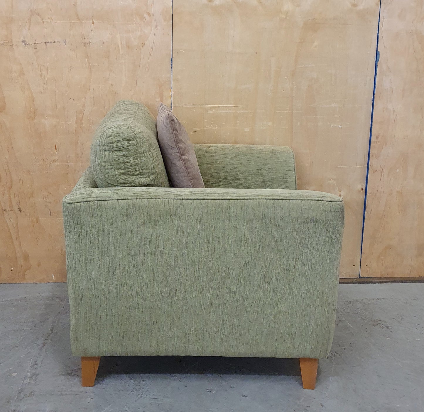Single Green Armchair with Wooden Feet - 104675