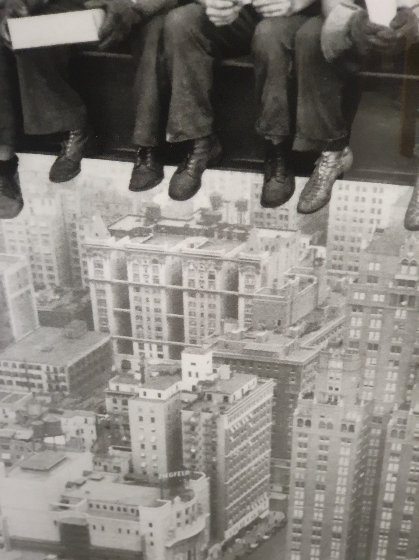 New York Steel Workers Lunch Atop a Skyscraper - EL101311